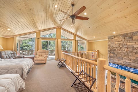Jensen Pines ~ loft w/ 2 queen beds and access to upper deck (considering this bedroom #4)