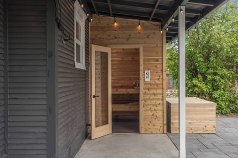 6 Person Sauna with Cold Plunge