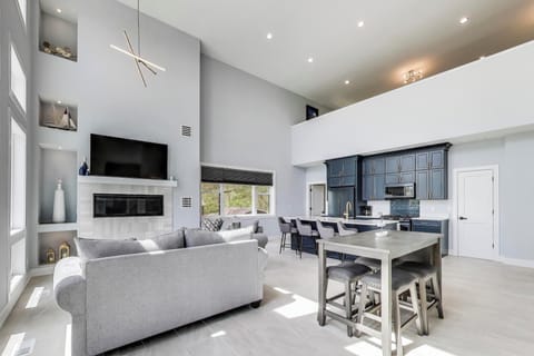 Kitchen Island/Breakfast Bar and Table Seating