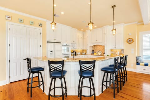 Additional seating for 6 at the large breakfast bar