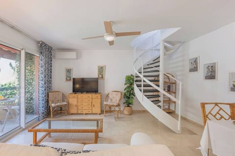 Open-plan kitchen and living room with direct access to the terrace. (1)