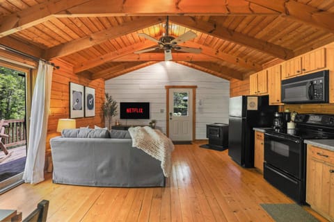 Open concept living with pull out couch, smart tv, board games, pellet stove, and stocked kitchen. Please note this cabin has a window AC unit and portable fans only. There is no central air in the small cabin.