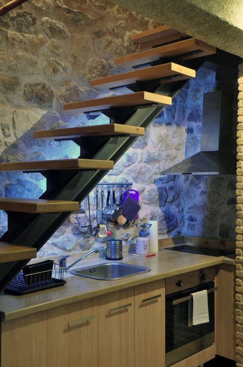 Well-Equipped Kitchen with Stone Details – Compact, functional, and full of character.