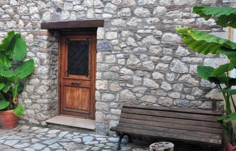 Entrance Details – Beautiful stone textures and natural elements highlighting the home’s character.