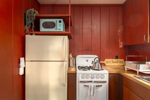 A compact kitchen space that’s easy to use and well-equipped for simple cooking.