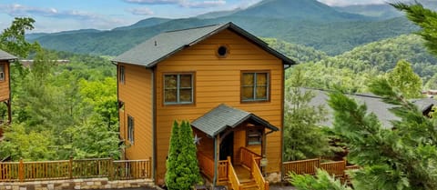 Incredible unobstructed mountain views! 