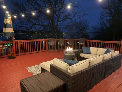 Upper deck conversation area