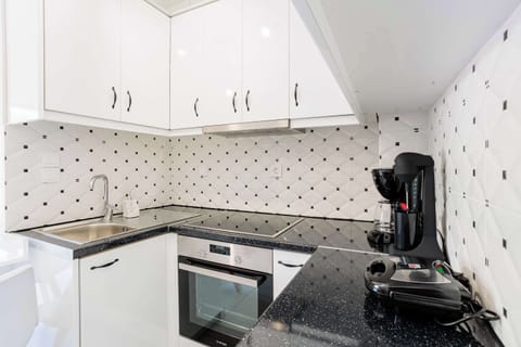 Fully Equipped Kitchen with Cooking Essentials – Practical design with everything needed for easy meal preparation.