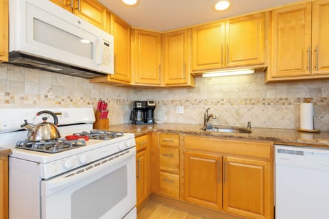 Hamilton Beech Flex Brew coffee pot will make full pots or pod.