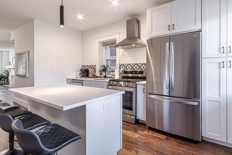 `The fully equipped kitchen boasts high-end stainless steel appliances, including a refrigerator/freezer, oven, and microwave. With plenty of cabinet space for all your cooking needs, it’s perfect for preparing meals during your stay.