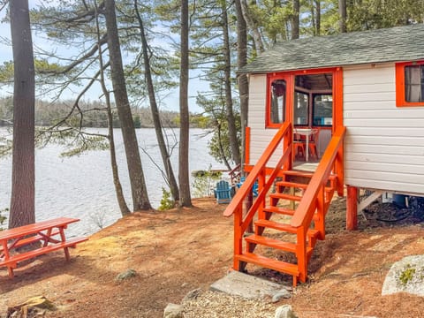 Left side of cabin where you can see the entrance of the cabin and the lake