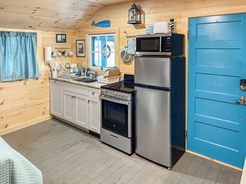 Fully equipped kitchen and kitchen appliances.