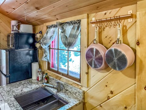 Fully equipped, electric cooktop stove, mini fridge, microwave, drip coffee maker, cooking basics, dishware, utensils