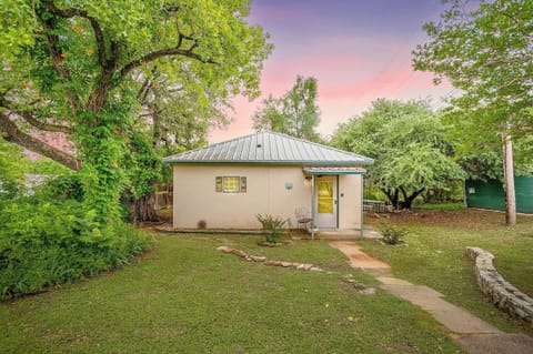 Villa 101 is a charming studio tucked under a shady live oak tree, located across the street from the river in the heart of Glen Rose.