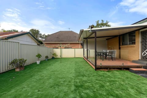 Private backyard with artificial turf – great for kids or a BBQ. By Superhostly