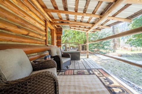 Spacious wrap aroud deck provides