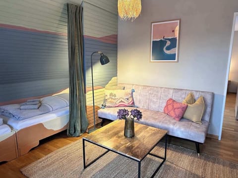 Sofa und Kojenbetten im Wohnzimmer