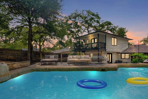 Spectacular private pool oasis.