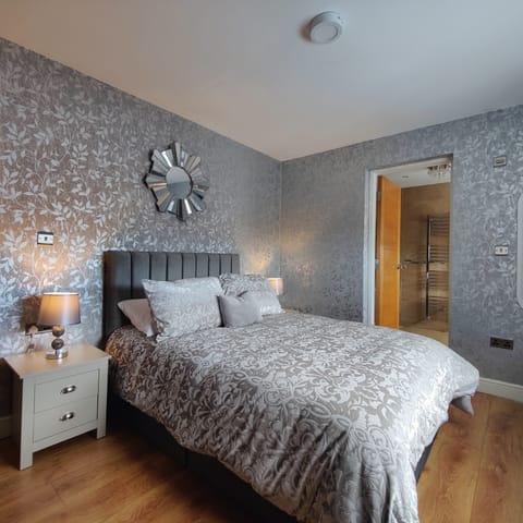 Deluxe Bedroom P1