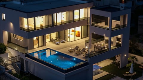 Modernly designed and equipped with high-quality furniture, and can accommodate 8 people