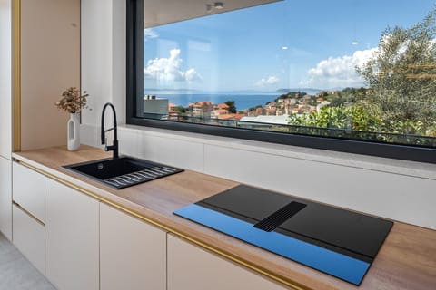 Fully equipped kitchen with island, wine cooler, ice maker, Dolce Gusto & filter coffee makers, dishwasher, microwave, oven & more