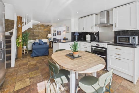 Luna Cottage, Staithes - Host & Stay