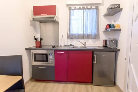 La cuisine est une vraie cuisine dans laquelle vous trouverez tout ce qu'il vous faut pour vous préparer rapidement un repas ou un petit-déjeuner !