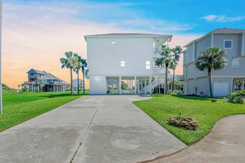 Luxurious 2900 sq ft beach home with amazing south and west facing decks!