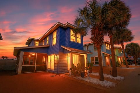 Beachy cottage, steps to beach