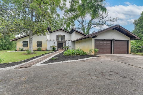 Angleton Vacation Rental | 4BR | 3.5BA | 1 Step to Enter | 3,076 Sq Ft