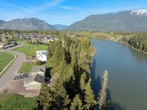 The Home Buds Up to the Flathead River | Exterior