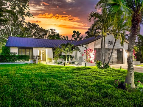 Tropical oasis meets personality in every detail 🏝️🙏