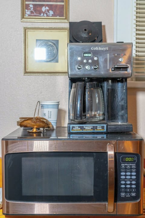 Start your mornings right at the coffee bar, stocked with creamers & sweeteners.