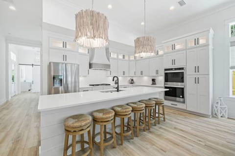 Enjoy casual dining and conversations at the kitchen counter.