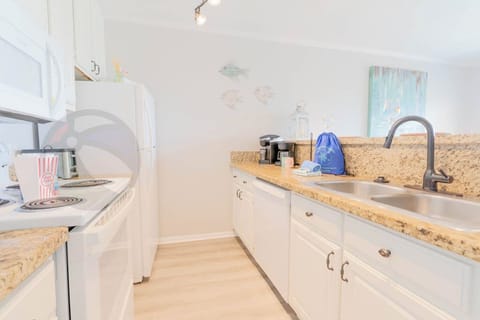 Kitchen with all full-sized appliances