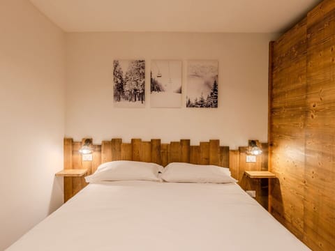 Bedroom, Bed, Wood, Bed Sheet, Bedding, Interior Design, Flooring, Floor, Furniture, Linens