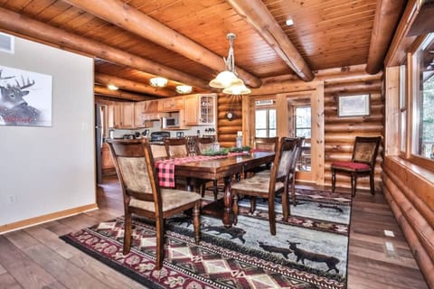Dining for 8! Gather ‘round the table where flannel meets forest charm. Whether it`s pancakes at sunrise or a family-style dinner after a day on the lake, this is where memories are made.