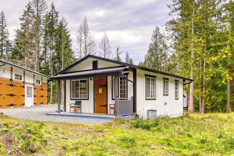 Charming Retreat: Relax on the porch surrounded by serene nature in Anacortes!