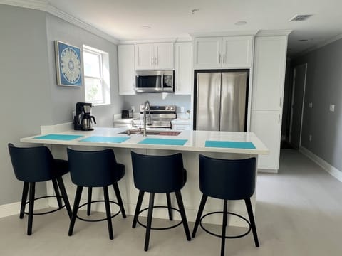 Bar/Kitchen area