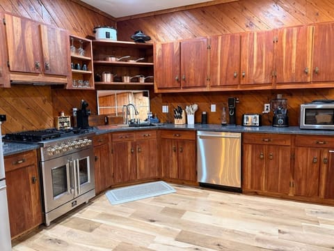 Kitchen - Professional-Grade Oven and Stovetop, 3-in-1 Tabletop Oven, Toaster, Espresso and Keurig Coffee, SodaStream, Pizza Maker, Blender, Crockpot