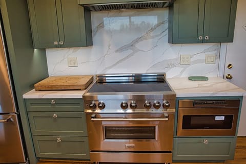 Cook a favorite meal or bake a cake in this high end stove and oven