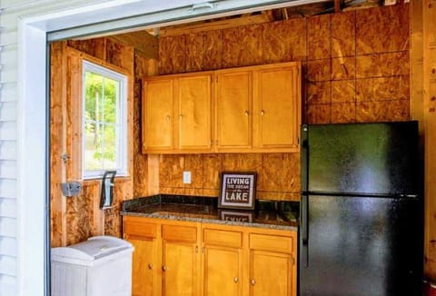 Dockside Snacks, Anytime – With a fridge and counter just steps from the water, this spot keeps the good times flowing.