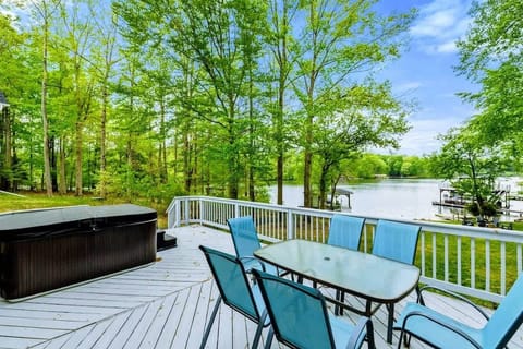 Meals with a View – Whether it’s morning pancakes or twilight wine, gather here where every seat comes with a story.