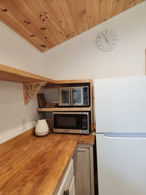 Full Fridge, Freezer, Airfryer/oven, Microwave, Electric Kettle, French Press +