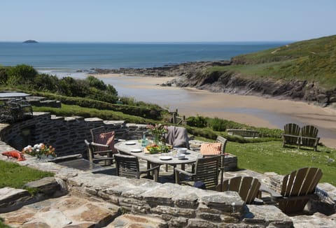 The Perch at Rockside, Polzeath: With glistening sea views and direct access to Baby Bay Beach
