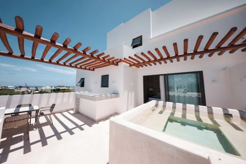 Alberca privada en terraza con vista al mar 