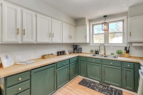 Kitchen | Stove/Oven | Refrigerator | Microwave | 1st Floor