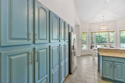 Plenty of cabinets for storage to keep your belongings organized and the space clutter-free.