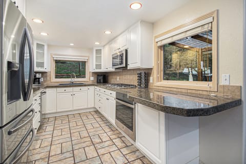 A space that says “let’s cook!”—stylish, open, and full of charm.
