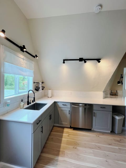 No need to handwash dishes on vacation! Tucked seamlessly beneath the counter, the dishwasher makes cleanup quick and easy.